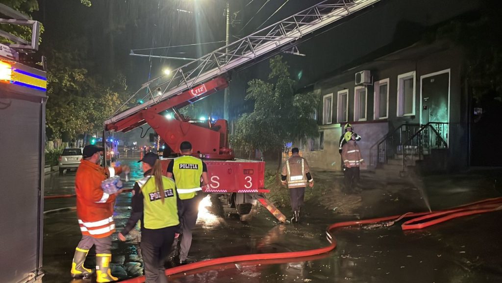 (FOTO/VIDEO) 21 de echipaje de pompieri luptă cu incendiul care a cuprins Asociația nevăzătorilor din Chișinău