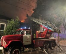 (ФОТО) В центре Кишинева горело здание Ассоциации незрячих. Что рассказали в службе спасателей