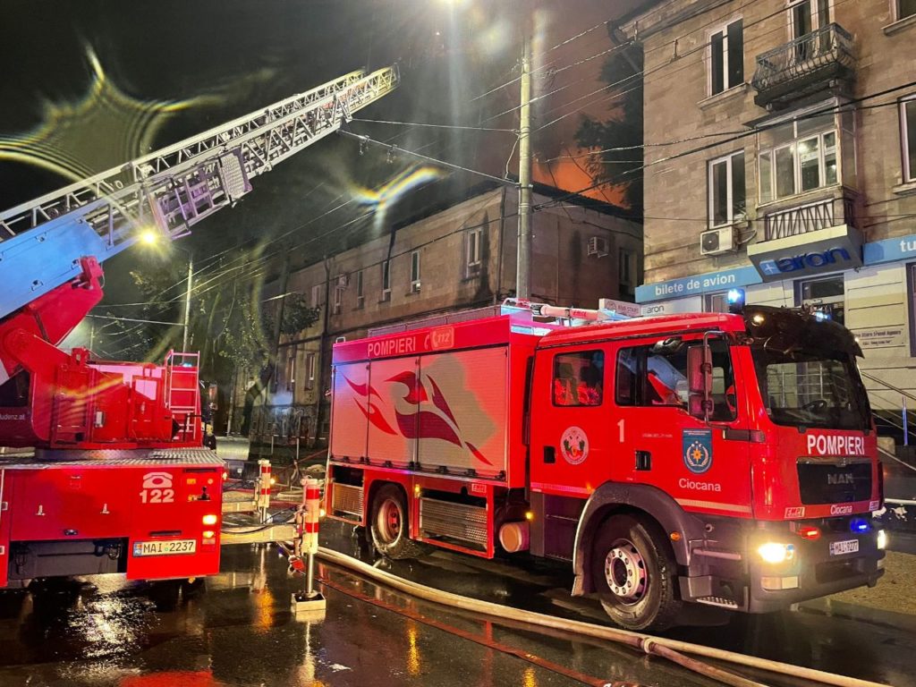(FOTO/VIDEO) 21 de echipaje de pompieri luptă cu incendiul care a cuprins Asociația nevăzătorilor din Chișinău
