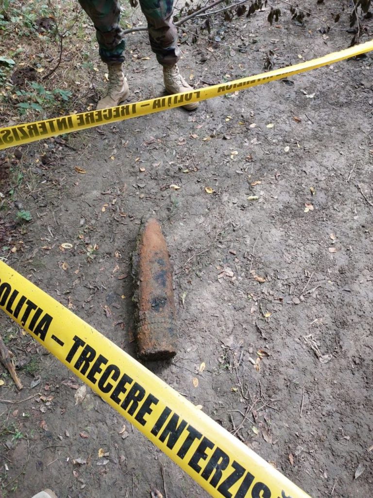 FOTO Un pescar a găsit un obuz în râul Prut. Geniștii l-au preluat și urmează să-l detoneze