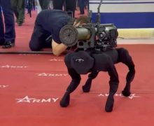 (ВИДЕО) В России на выставке «Армия-2022» показали боевого робота. СМИ узнали в нем китайского робота для дома
