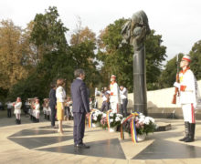 В День независимости Молдовы руководство страны возложило цветы к памятнику «Скорбящая мать»