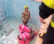Un bărbat a căzut într-un bazin, fără apă, în timp ce îl curăța: medicii au avut nevoie de ajutorul pompierilor 