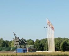 (ВИДЕО) В Риге начали сносить советский памятник освободителям