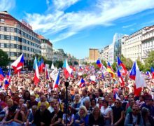 (ВИДЕО) В Праге на митинг против роста цен на газ вышли 70 тыс. человек. Премьер Чехии считает, что протест устроили «пророссийские силы»