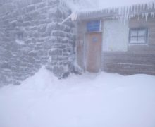 (ФОТО) В украинских Карпатах выпало до 80 см снега. Спасатели предупреждают о лавинах