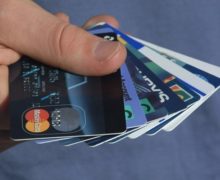 В Молдове все больше переходят на платежи банковскими картами. Но наличка пока побеждает