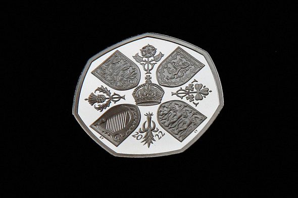 (ФОТО) В Великобритании показали первые монеты с портретом короля Карла III