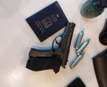 В аэропорту Кишинева у трех иностранцев в багаже нашли пневматические пистолеты