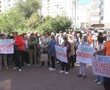 (ВИДЕО) «Нам достаточно того, что нас слышит Россия». Сторонники партии «Шор» вышли на протест перед судом Чекан