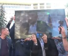 Илан Шор выступил на протесте в Кишиневе. Участники акции держали телевизор, на котором транслировали его видеообращение