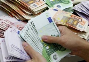 Euro a ajuns la cel mai scăzut nivel din ultimii 8 ani. Prognoză economică