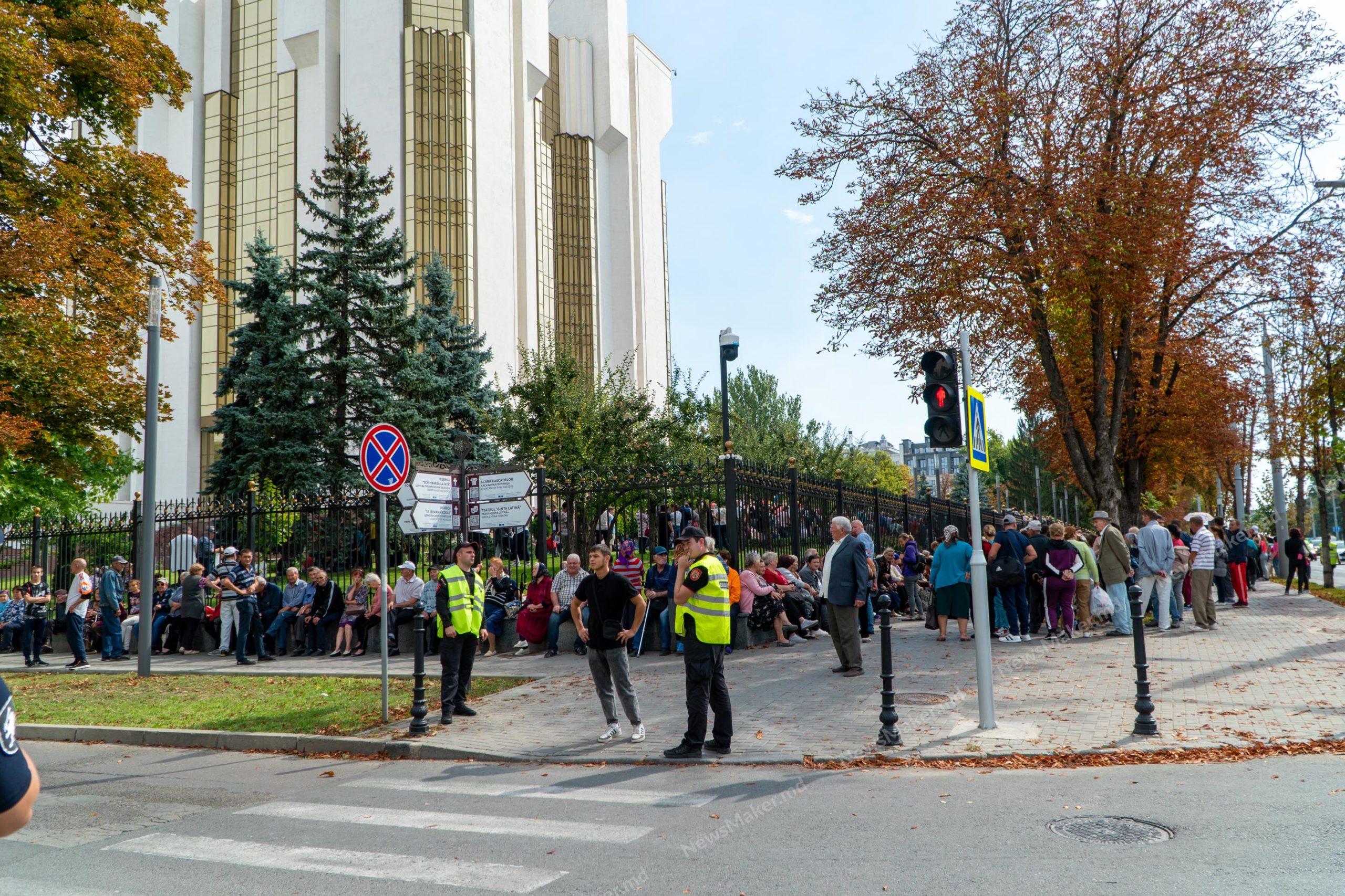 Toamna se numără protestele lui ȘOR. Cum susținătorii deputatului fugar au cerut demisia președintei țării (FOTOREPORTAJ)