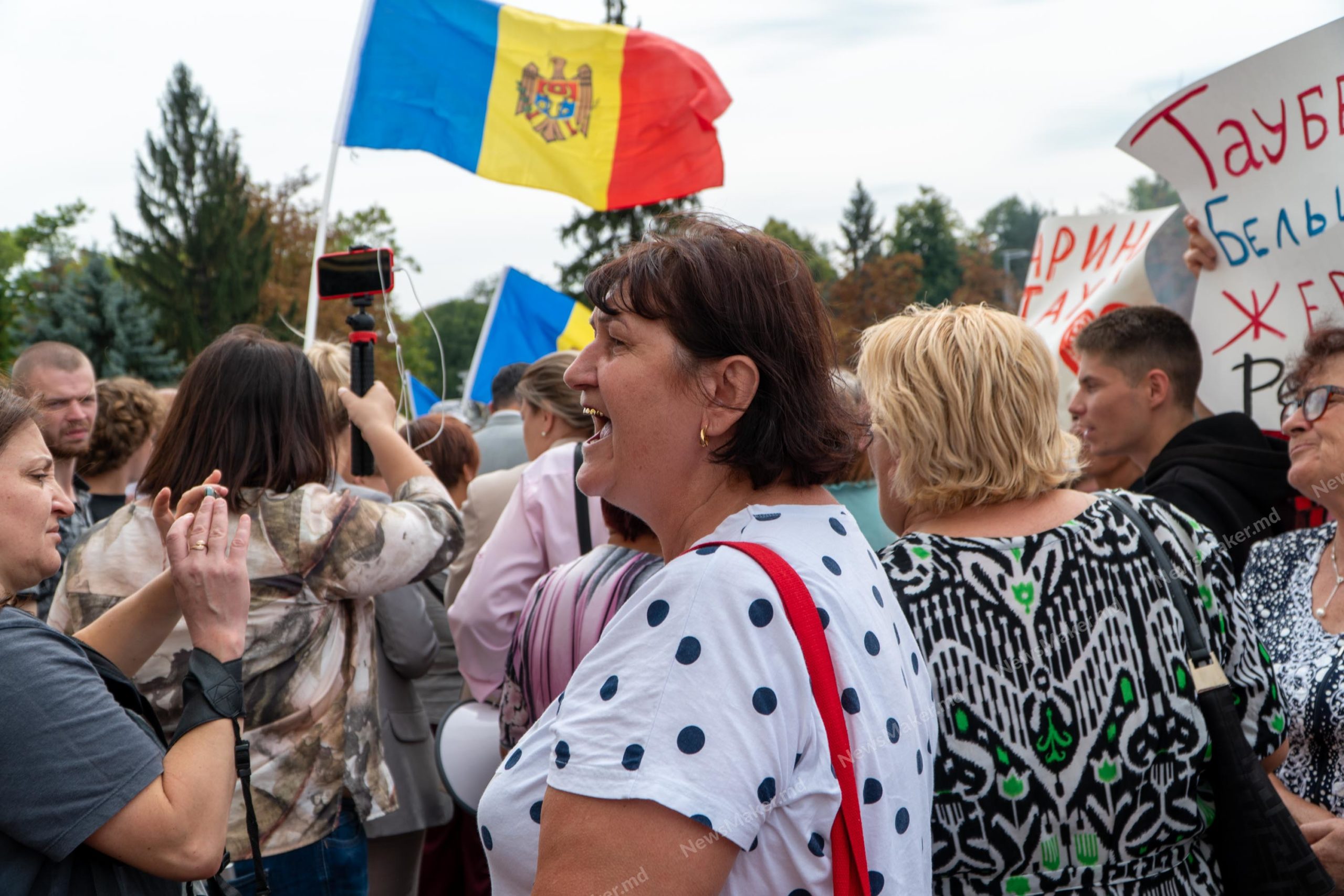 Toamna se numără protestele lui ȘOR. Cum susținătorii deputatului fugar au cerut demisia președintei țării (FOTOREPORTAJ)
