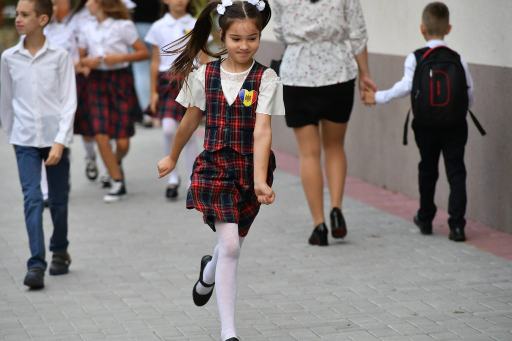 Elevi, părinți, bunici, flori și emoții. Cum a fost prima zi de școală? (FOTOREPORTAJ)
