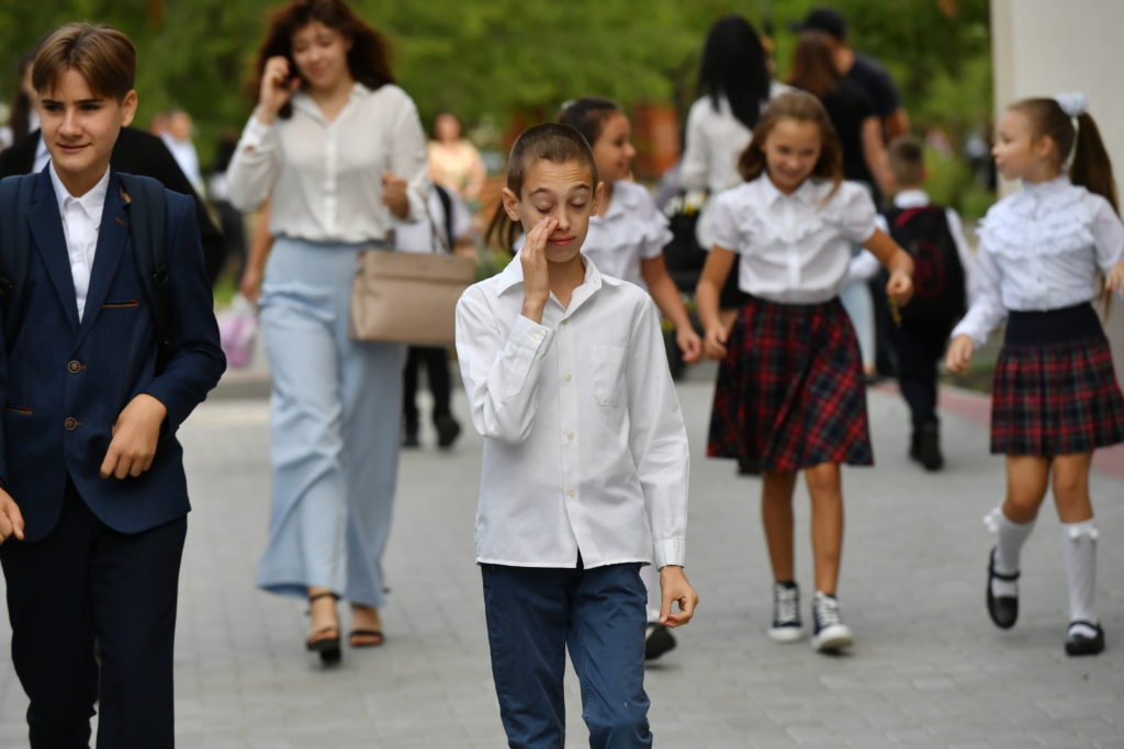 Elevi, părinți, bunici, flori și emoții. Cum a fost prima zi de școală? (FOTOREPORTAJ)