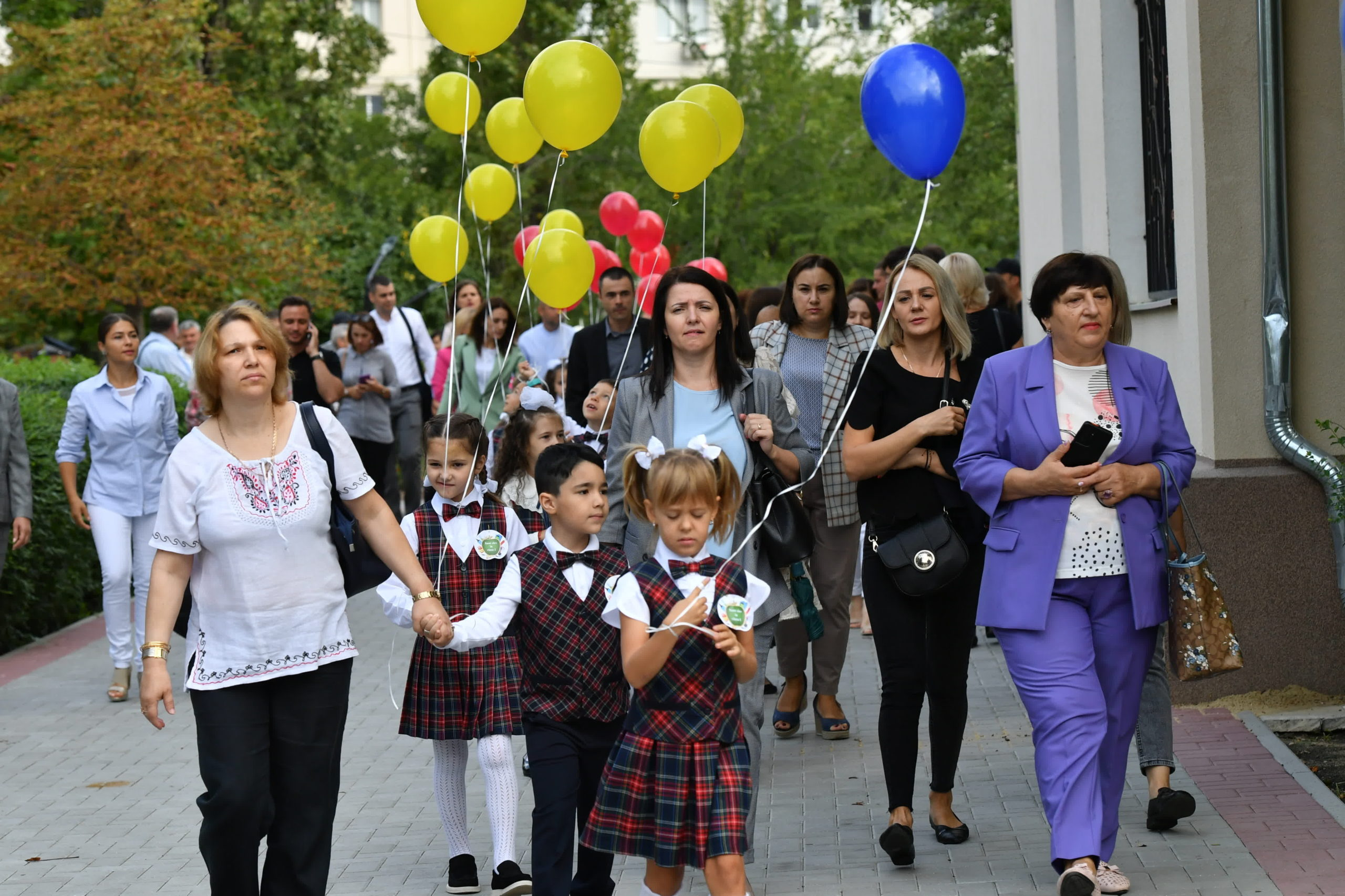 Как в школах Молдовы прошел День знаний. Фоторепортаж NM