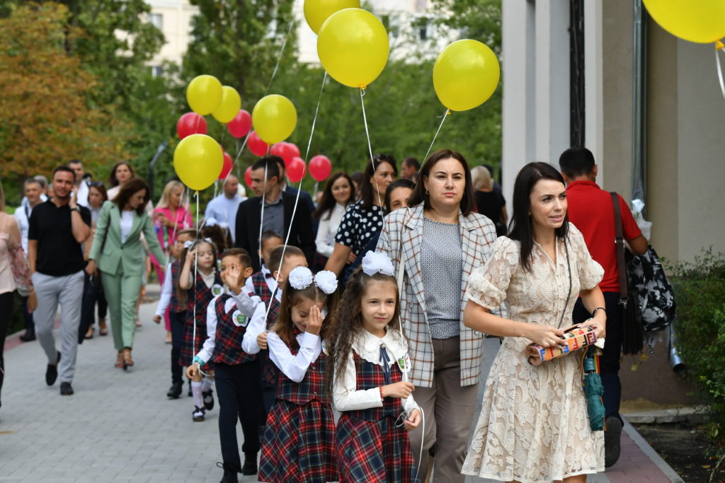 Elevi, părinți, bunici, flori și emoții. Cum a fost prima zi de școală? (FOTOREPORTAJ)