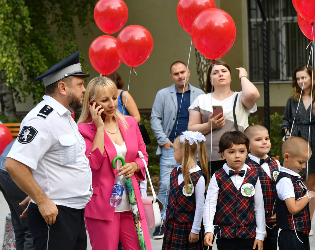 Elevi, părinți, bunici, flori și emoții. Cum a fost prima zi de școală? (FOTOREPORTAJ)