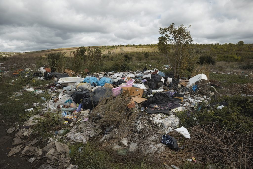 Кампания „Sădim Oxigen”: экологизация и восстановление леса на участке незаконной свалки в Крузешть