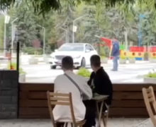 (ВИДЕО) В Кишиневе автомобиль проехал по фонтану в парке «Ла Извор»