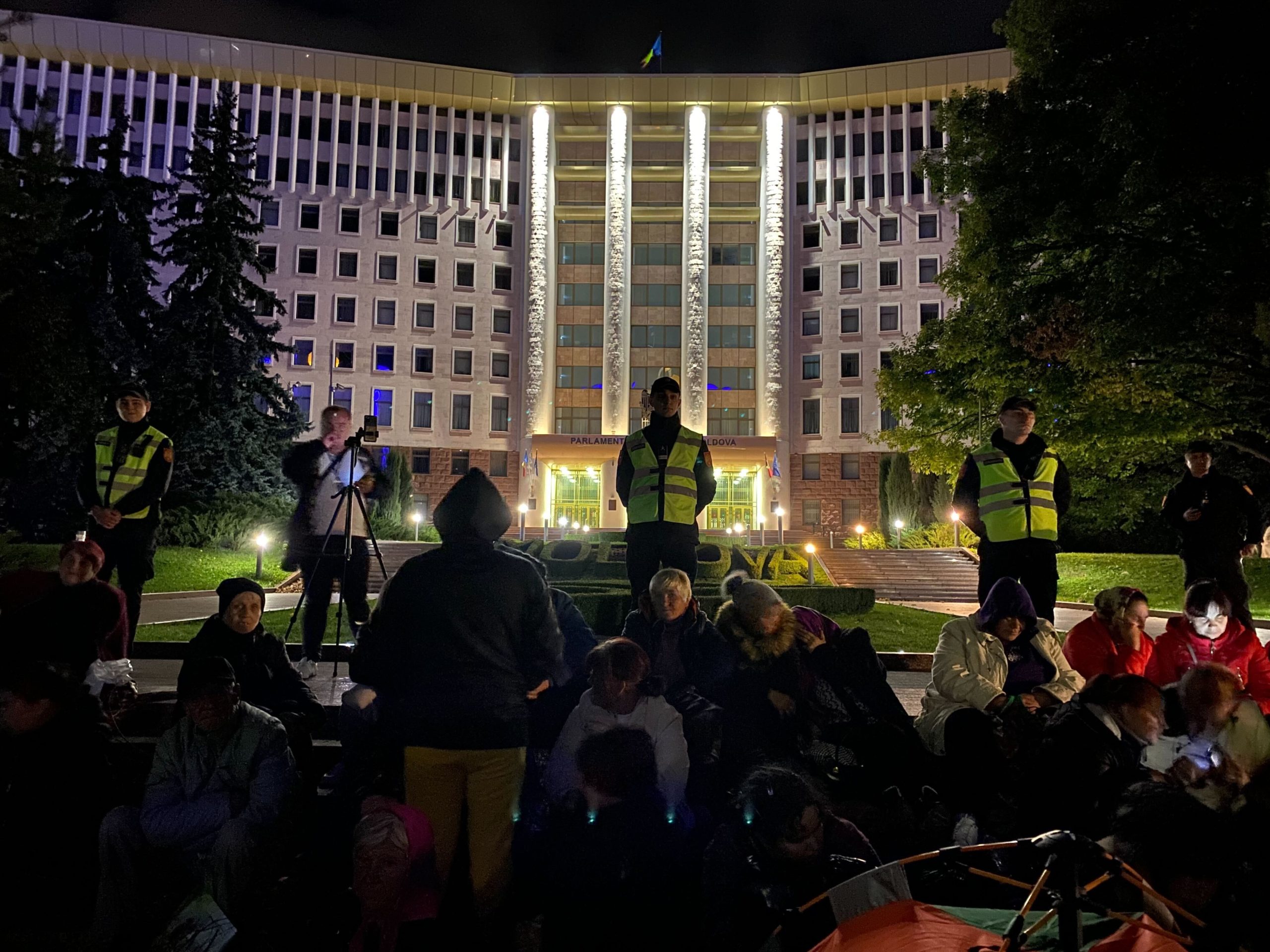 FOTO Prima noapte de protest la Parlament. Manifestanții lui Șor, răsplătiți cu hrișcă și carne