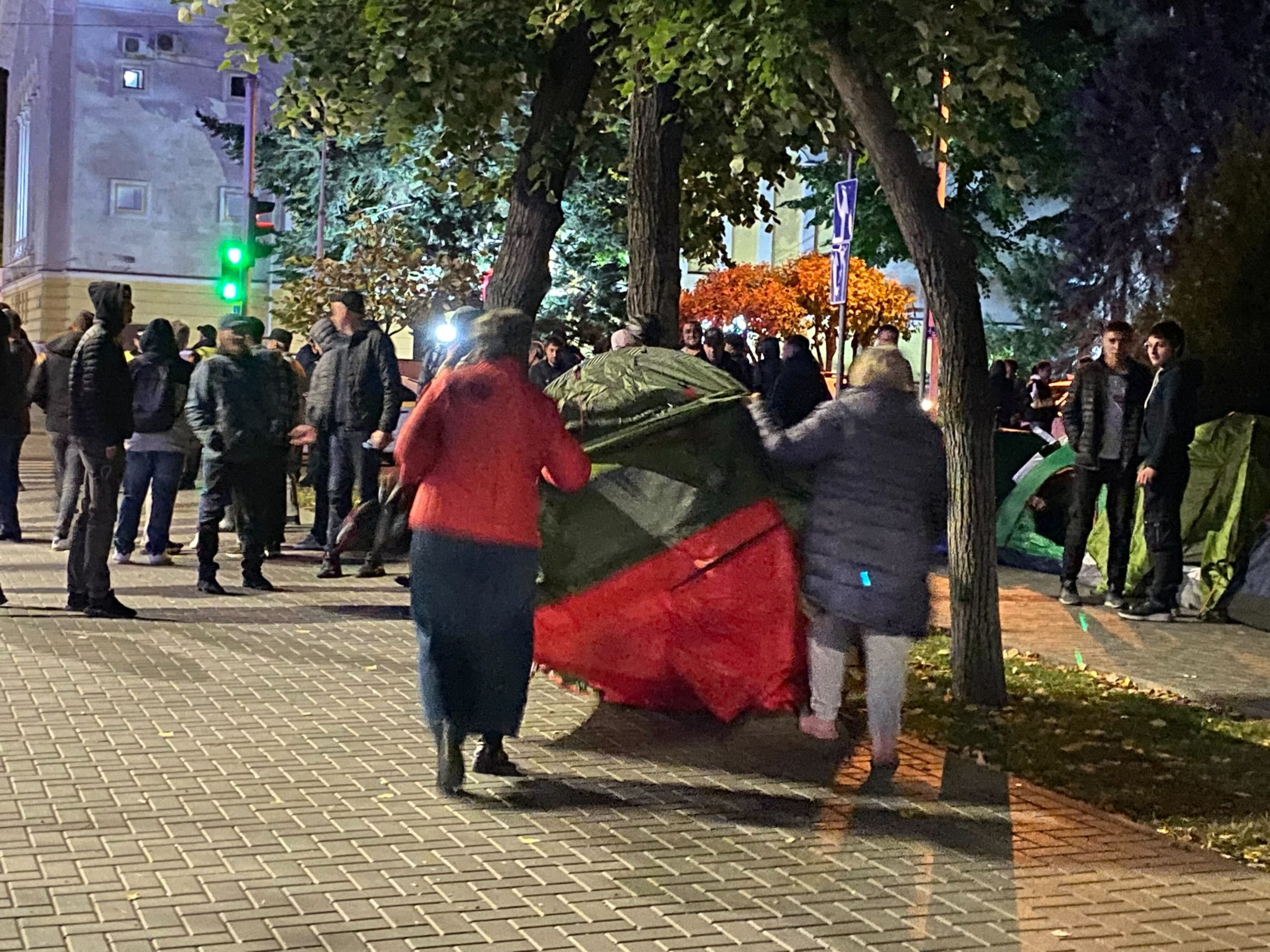 (ФОТО) Как проходит ночной протест сторонников «Шор»