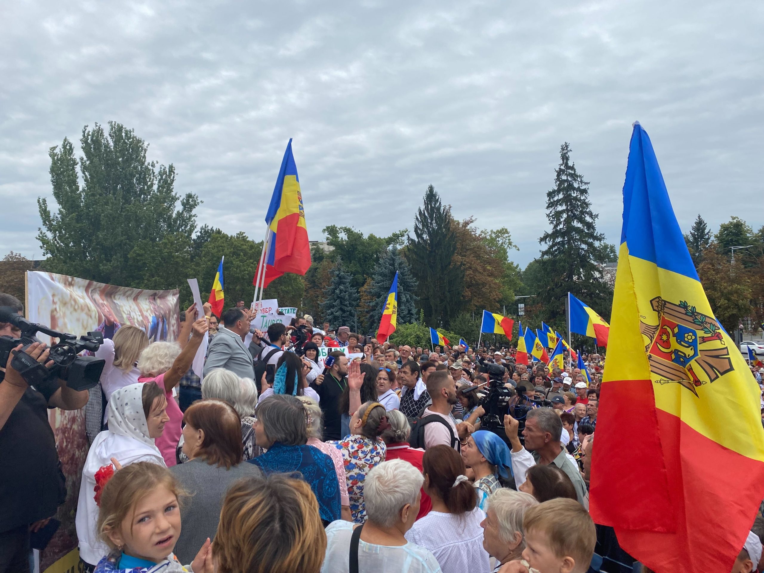 LIVE Simpatizanții „ȘOR” au adus o momâie a Maiei Sandu la Președinție, în timp ce președinta este în Găgăuzia