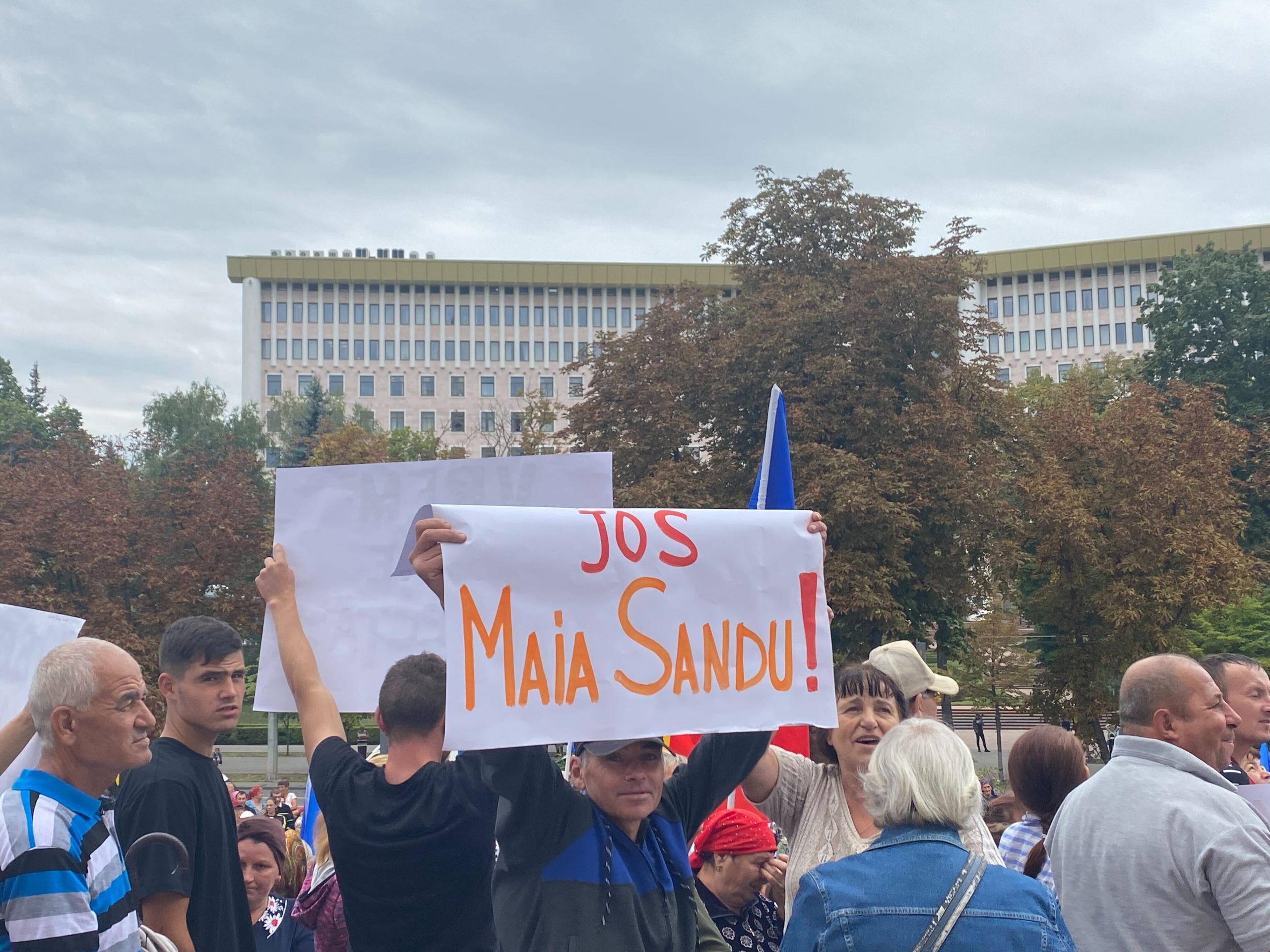 LIVE Simpatizanții „ȘOR” au adus o momâie a Maiei Sandu la Președinție, în timp ce președinta este în Găgăuzia