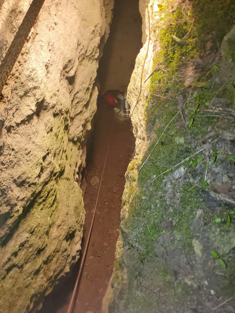 (ФОТО/ВИДЕО) В пещере «Сюрпризная» в Криулянах нашли тело мужчины