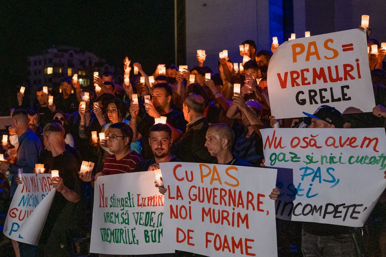 (ФОТО) «Не выключайте свет, хотим видеть хорошие времена». «Шор» провела ночной протест у здания президента