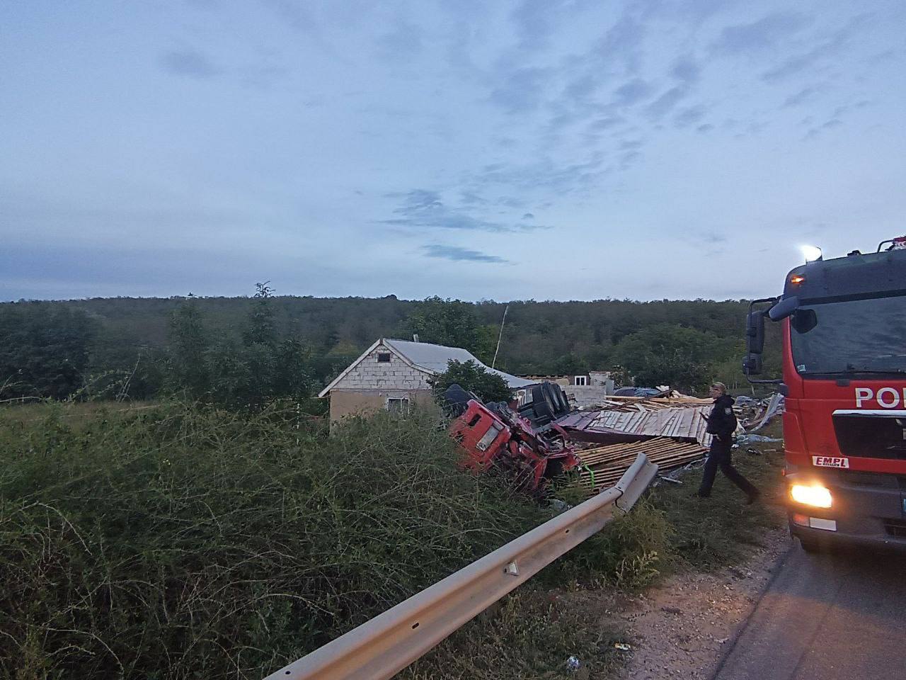 (ФОТО) В Новых Аненах перевернулся грузовик из Украины. Погиб один человек