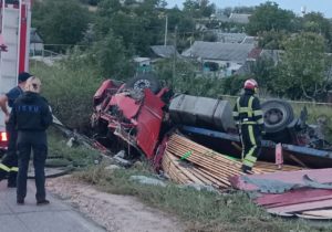 (ФОТО) В Новых Аненах перевернулся грузовик из Украины. Погиб один человек