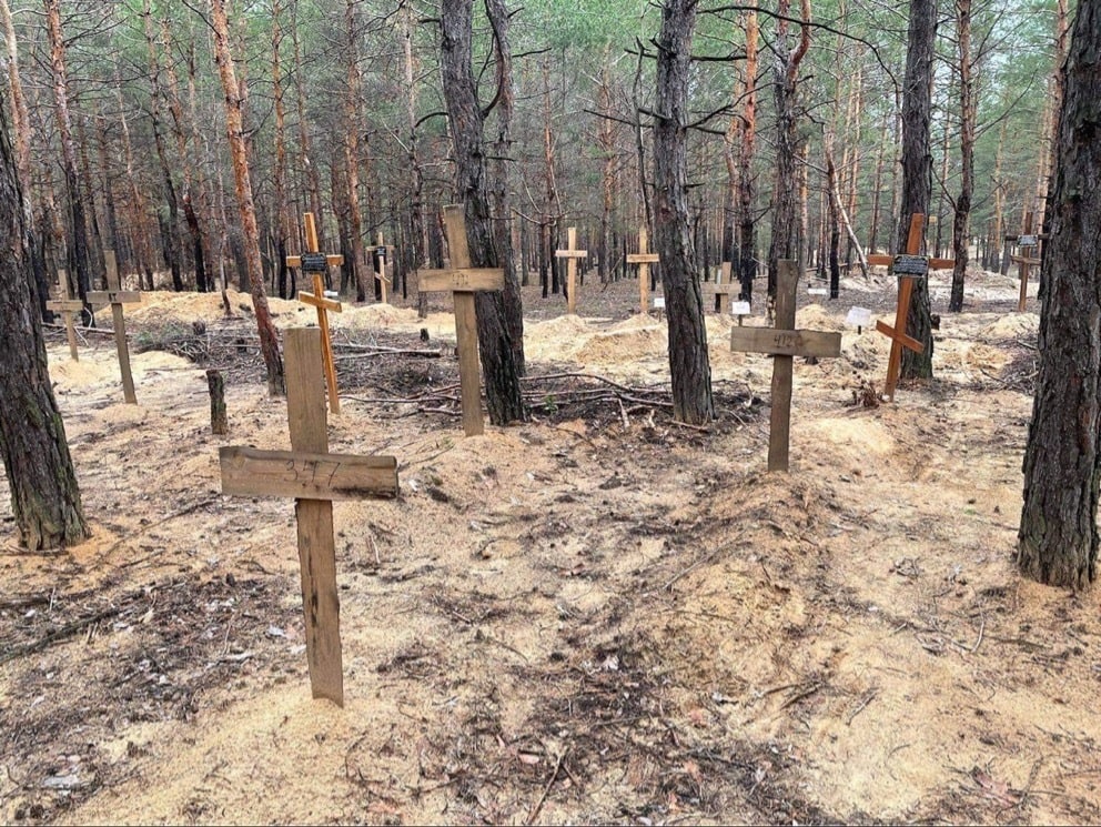 FOTO Groapă comună cu peste 400 de cadavre, descoperită la Izium. Zelenski: Rusia lasă moarte peste tot