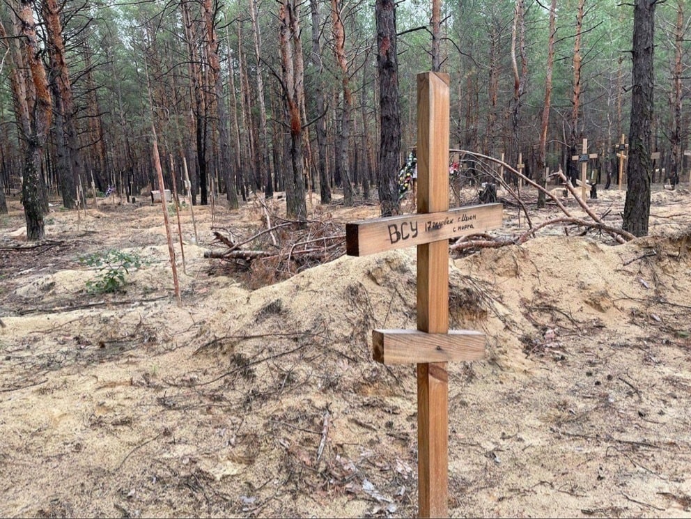 FOTO Groapă comună cu peste 400 de cadavre, descoperită la Izium. Zelenski: Rusia lasă moarte peste tot