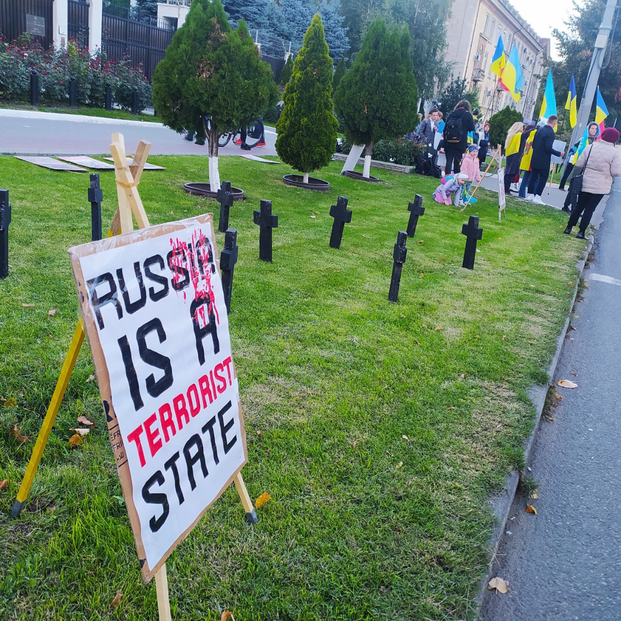 (ФОТО) Семь месяцев войны в Украине. В Кишиневе прошел протест перед посольством России