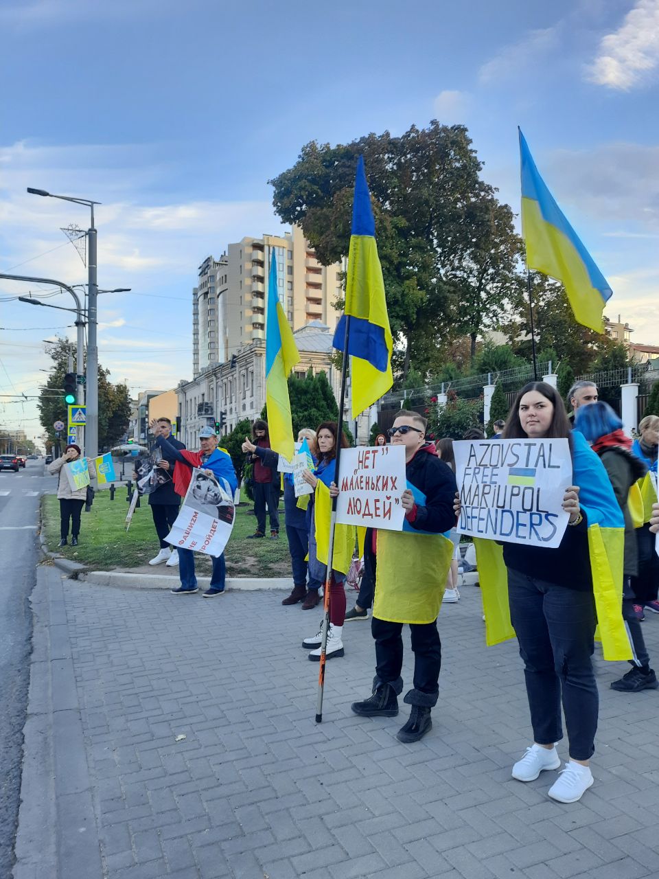 FOTO „Pace pentru Ucraina”: Protest împotriva războiului, la Ambasada Rusiei de la Chișinău