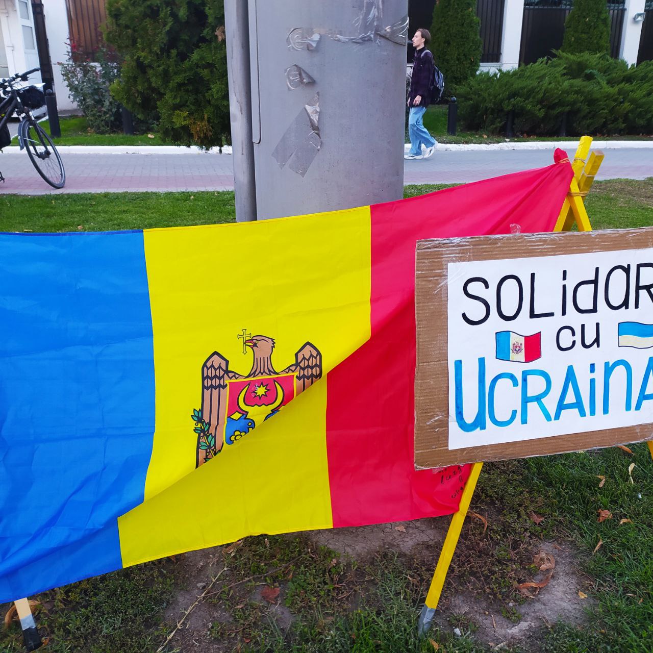 (ФОТО) Семь месяцев войны в Украине. В Кишиневе прошел протест перед посольством России