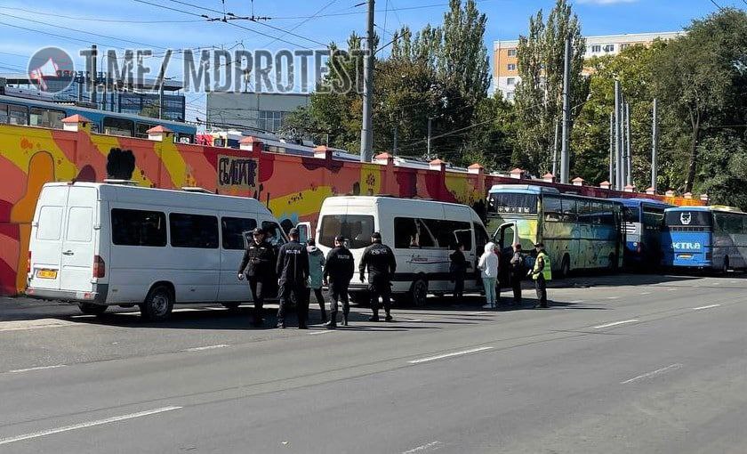 FOTO/VIDEO Șor acuză guvernarea că ar soma transportatorii să nu aducă protestatari la Chișinău. PAS: „Nu agreăm coruperea oamenilor”