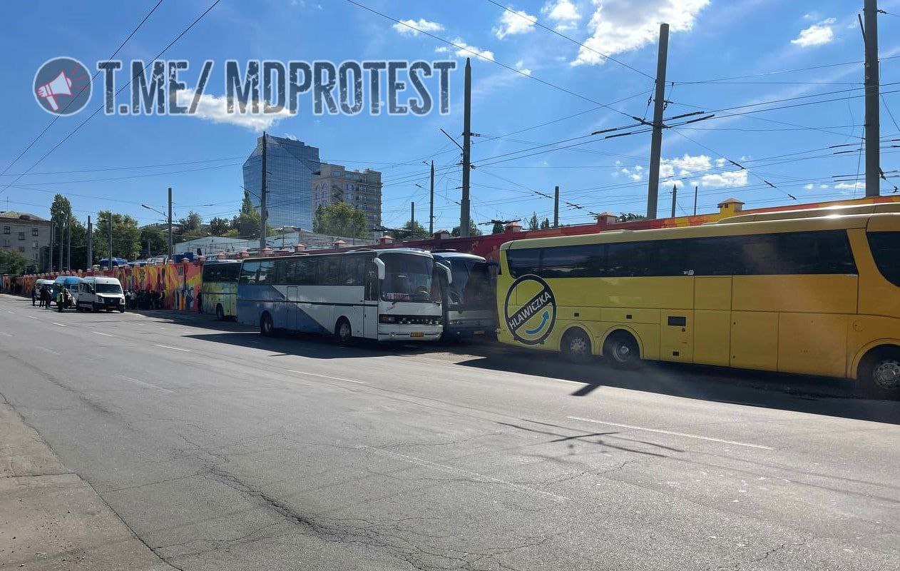 FOTO/VIDEO Șor acuză guvernarea că ar soma transportatorii să nu aducă protestatari la Chișinău. PAS: „Nu agreăm coruperea oamenilor”