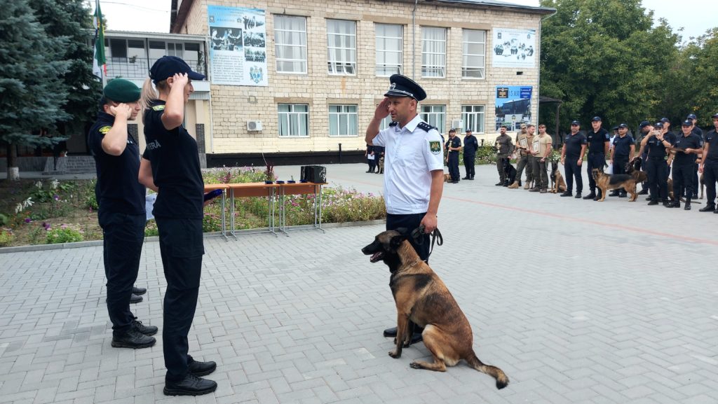 (ФОТО) В Унгенах прошли соревнования служебных собак. Кто победил?