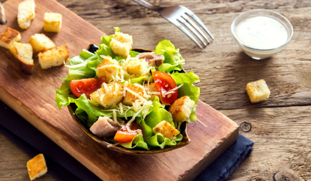 Salata Caesar - clasică peste tot, dar atât de diferită