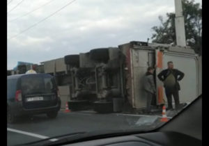 (ВИДЕО) В Бендерах перевернулся грузовик с животными