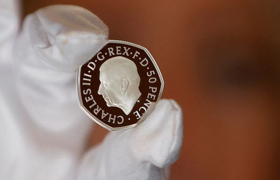 (ФОТО) В Великобритании показали первые монеты с портретом короля Карла III