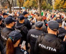 Unul dintre reprezentanții Partidului „ȘOR”, luat de poliție pentru că a vrut să dea buzna în curtea Președinției, în timpul vizitei comisarului european