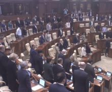 La trei luni distanță, deputații au ținut un minut de reculegere în memoria celor doi moldoveni decedați în atacul cu drone de la Breansk