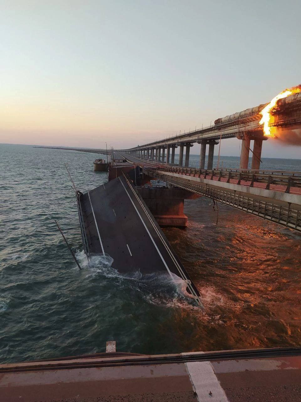 VIDEO „Podul lui Putin”, care face legătură între Crimeea și Rusia, în flăcări. Cel puțin trei persoane și-au pierdut viața