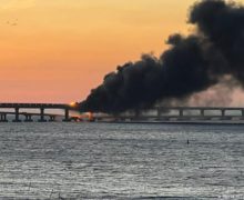 На Крымском мосту произошел взрыв. Движение по мосту приостановили