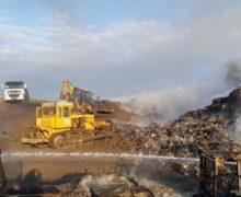 Огонь на складе пластиковых отходов в Кишиневе локализовали сутки спустя. Что говорят в мэрии