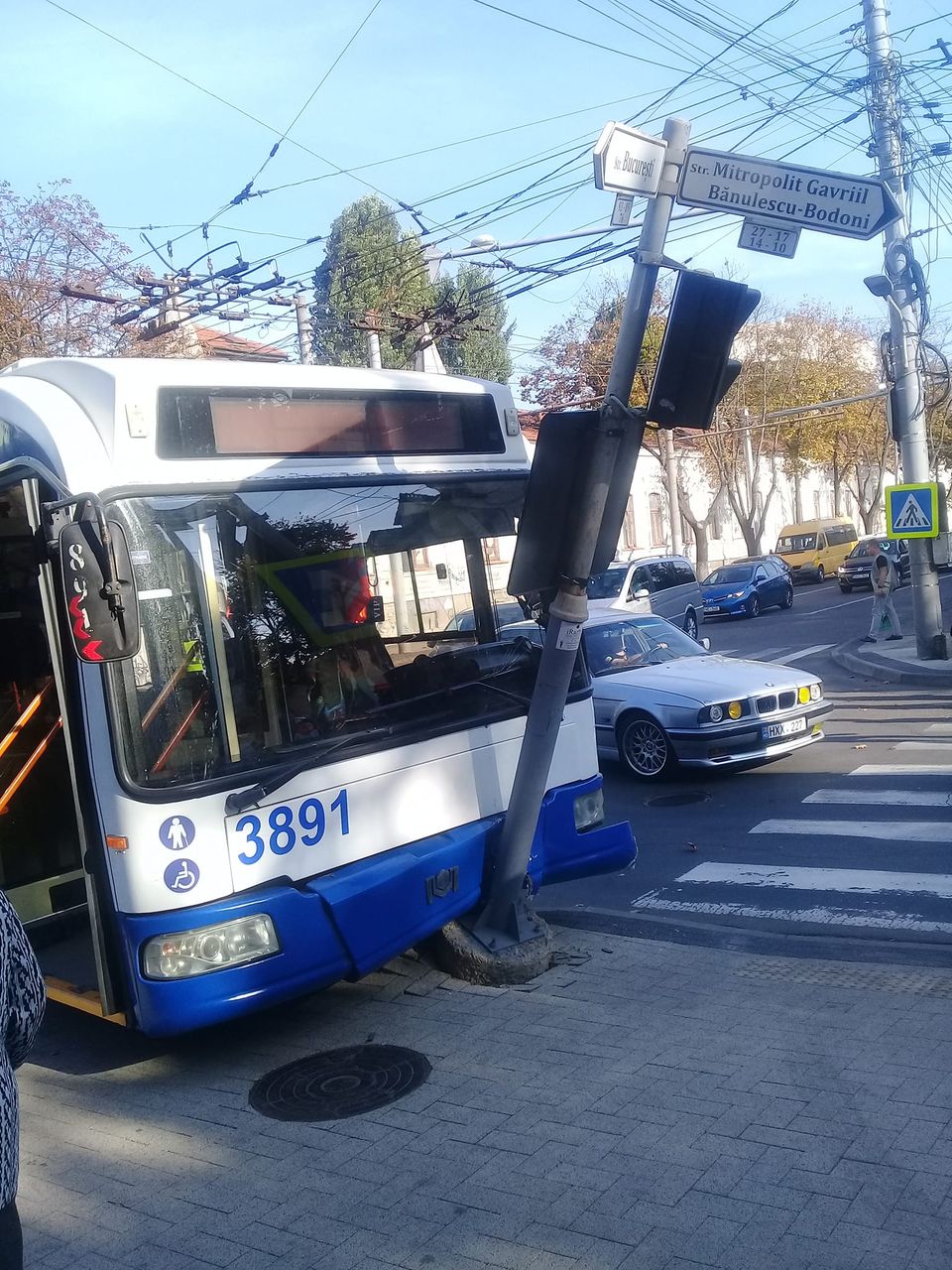 FOTO Accident în centrul Chișinăului: un troleibuz a ajuns într-un indicator
